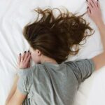 Signaux d’alerte du burnout – balthasar Une femme épuisée, incapable de se lever, les signaux du burnout