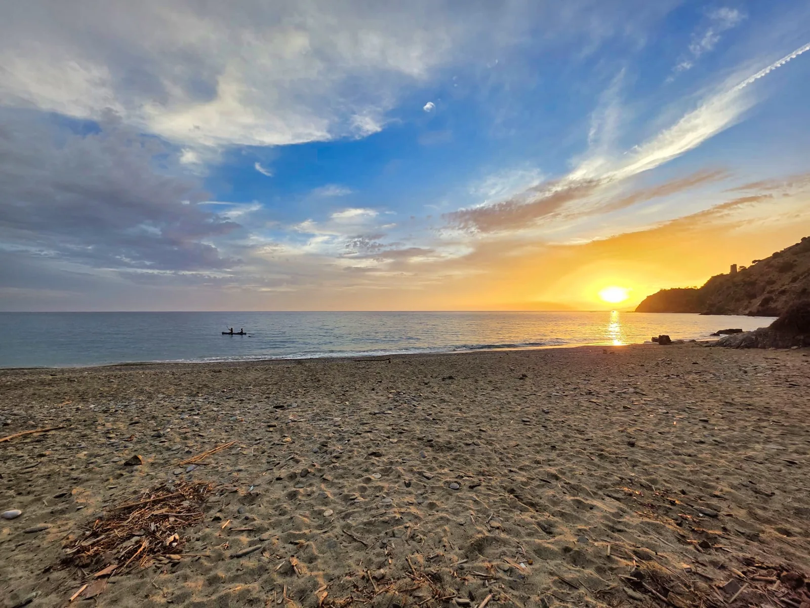 Coucher de soleil sur la plage près de La Plage, avec un kayak sur la mer